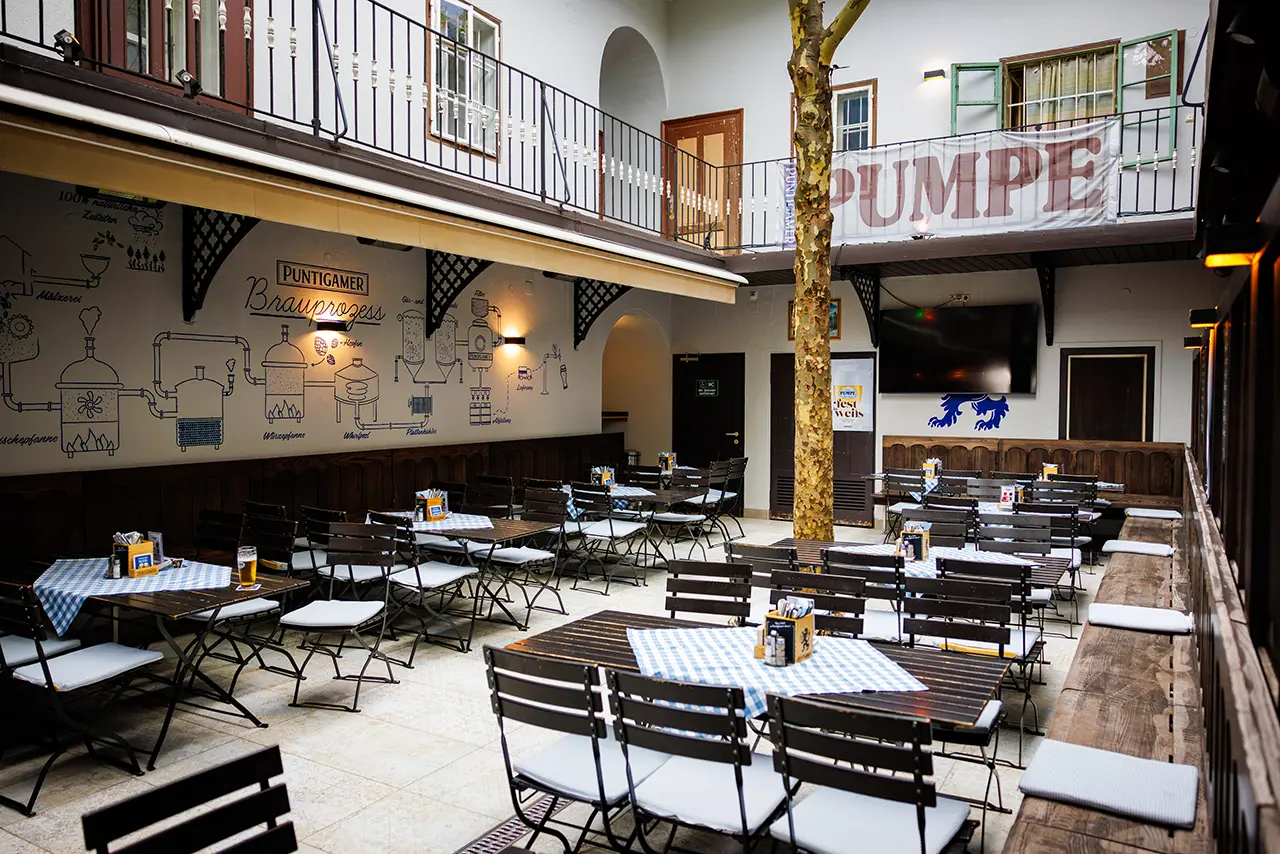 Gasthaus „Beim Pumpe“ Gastgarten im Innenhof