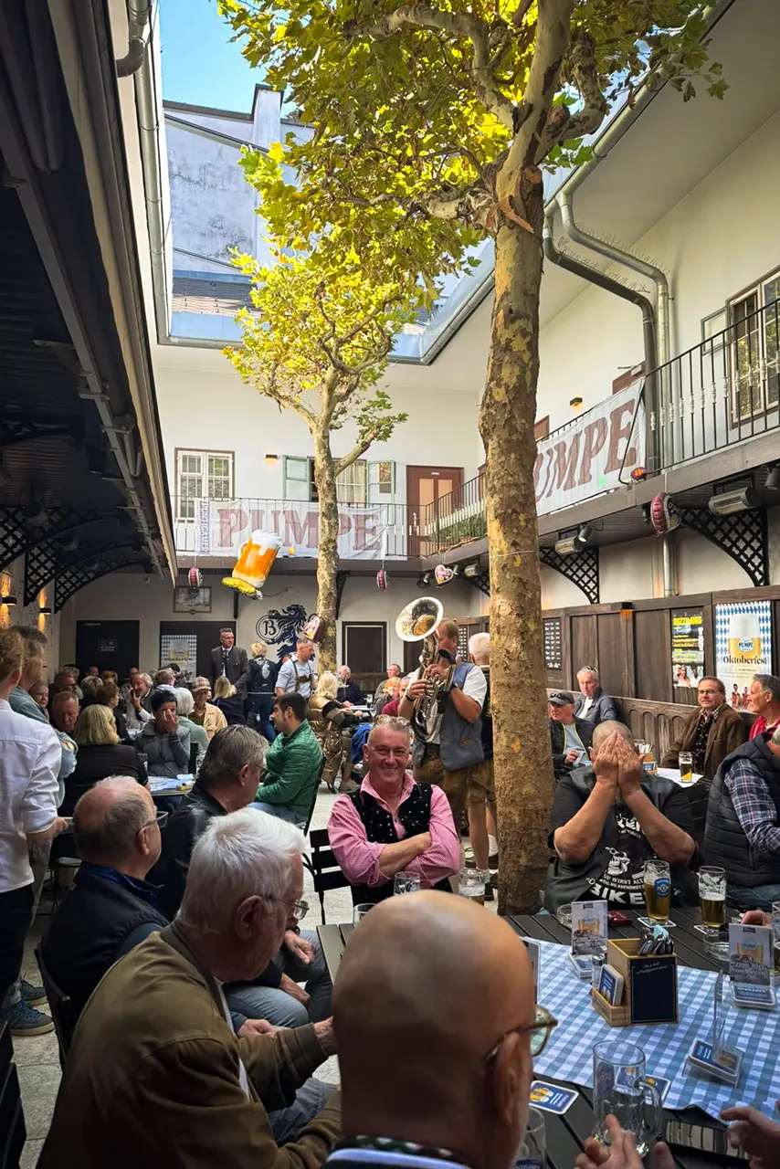 Gasthaus „Beim Pumpe“ Gastgarten im Innenhof